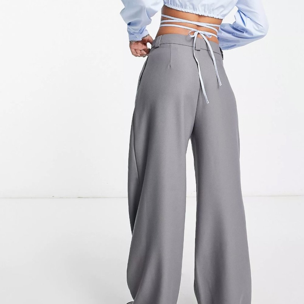 Stradivarius tailored dad pants with button detail in charcoal - Picture 3 of 5